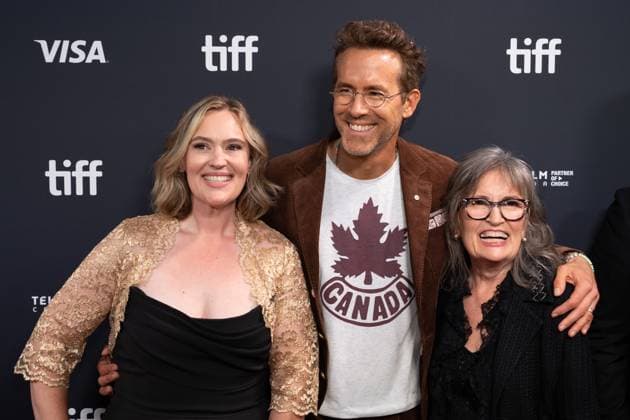 September 4, 2025, Toronto, Ontario, Canada: (L_R) Jennifer Candy, Ryan Reynolds and Rosemary Candy attend the red carpet for the John Candy - I Like Me premiere during the 2025 Toronto International Film Festival at Roy Thomson Hall. on September 4, 2025 in Toronto, Canada. Toronto Canada - ZUMAe321 20250904_zea_e321_085 Copyright: xLeonardoxRamirezx