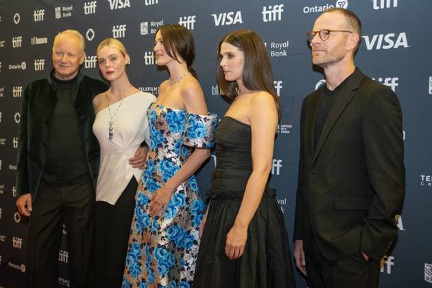 September 4, 2025, Toronto, Ontario, Canada: (L-R) Stellan SkarsgoÂ¥rd, Elle Fanning, Renate Reinsve, Inga Ibsdotter Lilleaas and Joachim Trier attend the red carpet for the Sentimental Value premiere during the 2025 Toronto International Film Festival at Roy Thomson Hall. on September 4, 2025 in Toronto, Canada. Toronto Canada - ZUMAe321 20250904_zea_e321_162 Copyright: xLeonardoxRamirezx
