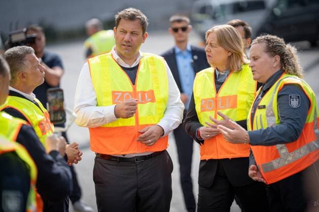 News Themen der Woche KW36 News Bilder des Tages Lars Klingbeil, Bundesfinanzminister, mit Bärbel Bas, Bundesministerin für Arbeit und Soziales und SPD-Parteivorsitzende, während der Kontrollmaßnahme;Prüfmaßnahmen der Finanzkontrolle Schwarzarbeit in Duisburg-Ruhrort- und der Arbeit des Zolls in Anwesenheit des Bundesfinanzministers sowie der Bundessozialministerin, Duisburg NRW Deutschland Duisburg-Ruhrorter Häfen *** Lars Klingbeil, Federal Minister of Finance, with Bärbel Bas, Federal Minister of Labor and Social Affairs and SPD Party Chairwoman, during the inspection measures of the Financial Control of Clandestine Employment in Duisburg Ruhrort and the work of customs in the presence of the Federal Minister of Finance and the Federal Minister of Social Affairs, Duisburg NRW Ge