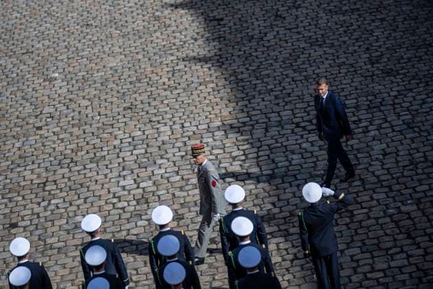 News Themen der Woche KW36 News Bilder des Tages President Macron At Farewell To Thierry Burkhard Arms Ceremony - Paris Former chief of staff of France s armed forces Thierry Burkhard and French President Emmanuel Macron s review troops during the farewell to arms ceremony for Burkhard in the courtyard of the Hotel des Invalides in Paris on September 5, 2025. Photo by Eliot Blondet ABACAPRESS.COM Paris France France  Copyright: xBlondetxEliot ABACAx