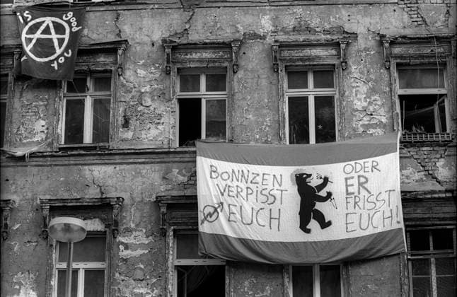 Spandauer Vorstadt Deutschland, Berlin, 25.07.1992, Transparent am besetzten Haus in der Tucholskystraße (CafÃ *** Spandauer Vorstadt Germany, Berlin, 25 07 1992, banner on the squatted house in Tucholskystraße CafÃ