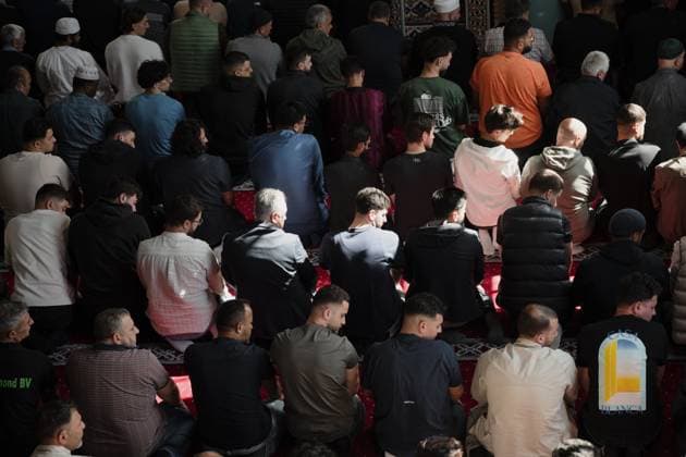 News Themen der Woche KW36 News Bilder des Tages ROTTERDAM - Muslims pray for the victims of Gaza and their families during Friday prayers at the Mevlana Mosque. Over 380 mosques across the country perform this collective supplication. ANP LINA SELG netherlands out - belgium out  Copyright: xx x535051153x originalFilename: 535051153.jpg