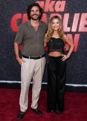 Los Angeles Premiere Of Netflix s aka Charlie Sheen Season 1 Andrew Renzi and American actress, model, and TV personality Denise Richards arrive at the Los Angeles Premiere Of Netflix s aka American actor Charlie Sheen Season 1 held at the Netflix Tudum Theater in Hollywood, Los Angeles, California, United States. Netflix Tudum Theater, Hollywood, Los Angeles, California, USA California United States  Copyright: xImagexPressxAgencyx originalFilename: collin-losangel250905_npVEi.jpg