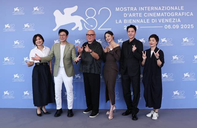 (250905) -- VENICE, Sept. 5, 2025 -- The main cast and crew of the film The Sun Rises On Us All pose for a photocall during the 82nd Venice Film Festival in Venice, Italy, Sept. 5, 2025. ) ITALY-VENICE-FILM FESTIVAL- THE SUN RISES ON US ALL -PHOTOCALL LixJing 