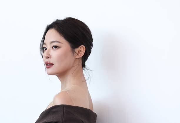 (250905) -- VENICE, Sept. 5, 2025 -- Xin Zhilei, who stars in the film The Sun Rises On Us All, poses for a photocall during the 82nd Venice Film Festival in Venice, Italy, Sept. 5, 2025. ) ITALY-VENICE-FILM FESTIVAL- THE SUN RISES ON US ALL -PHOTOCALL LixJing 