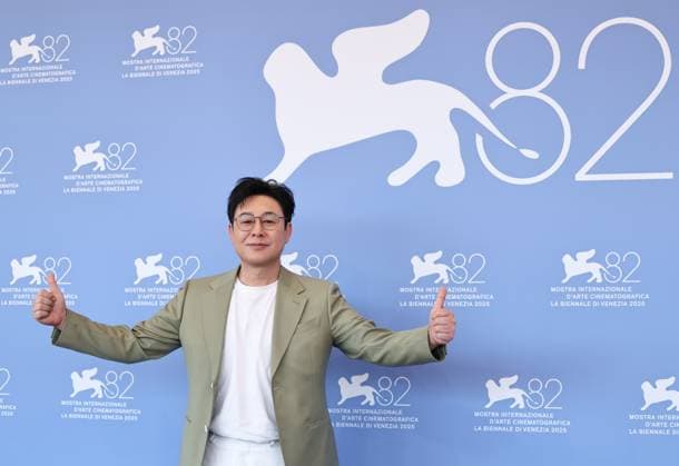 (250905) -- VENICE, Sept. 5, 2025 -- Zhang Songwen, who stars in the film The Sun Rises On Us All, poses for a photocall during the 82nd Venice Film Festival in Venice, Italy, Sept. 5, 2025. ) ITALY-VENICE-FILM FESTIVAL- THE SUN RISES ON US ALL -PHOTOCALL LixJing 