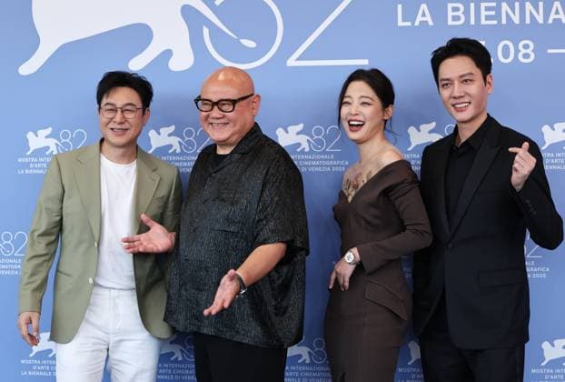 (250905) -- VENICE, Sept. 5, 2025 -- Cai Shangjun (2nd L), director of the film The Sun Rises On Us All, poses for a photocall with the film s cast members Zhang Songwen (1st L), Xin Zhilei (2nd R) and Feng Shaofeng during the 82nd Venice Film Festival in Venice, Italy, Sept. 5, 2025. ) ITALY-VENICE-FILM FESTIVAL- THE SUN RISES ON US ALL -PHOTOCALL LixJing 