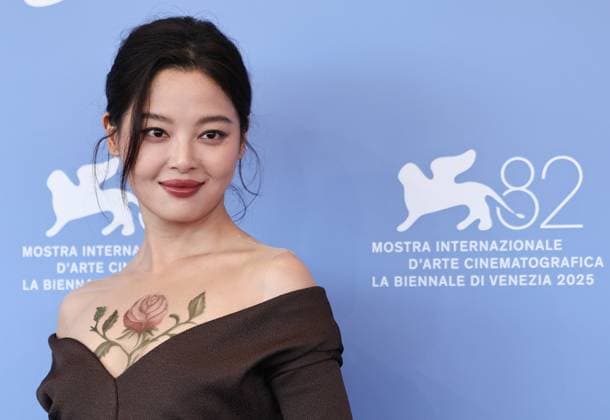 (250905) -- VENICE, Sept. 5, 2025 -- Xin Zhilei, who stars in the film The Sun Rises On Us All, poses for a photocall during the 82nd Venice Film Festival in Venice, Italy, Sept. 5, 2025. ) ITALY-VENICE-FILM FESTIVAL- THE SUN RISES ON US ALL -PHOTOCALL LixJing 