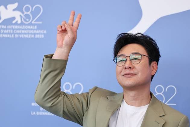 (250905) -- VENICE, Sept. 5, 2025 -- Zhang Songwen, who stars in the film The Sun Rises On Us All, poses for a photocall during the 82nd Venice Film Festival in Venice, Italy, Sept. 5, 2025. ) ITALY-VENICE-FILM FESTIVAL- THE SUN RISES ON US ALL -PHOTOCALL LixJing 