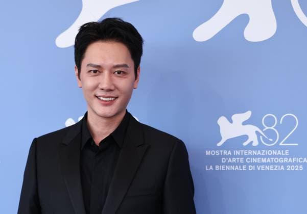 (250905) -- VENICE, Sept. 5, 2025 -- Feng Shaofeng, who stars in the film The Sun Rises On Us All, poses for a photocall during the 82nd Venice Film Festival in Venice, Italy, Sept. 5, 2025. ) ITALY-VENICE-FILM FESTIVAL- THE SUN RISES ON US ALL -PHOTOCALL LixJing 