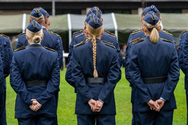 Bundeswehr bekommt Problem um sexuelles Fehlverhalten nicht in den Griff, Symbolbilder Fürstenfeldbruck, Bavaria, Germany - September 5, 2025: Appeal for the graduation of the 124th officer training course of the German Air Force at the barracks and officer training school in Fürstenfeldbruck. Several female soldiers in blue uniforms stand in formation from behind.