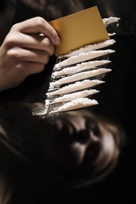 Kokain oder andere Drogen, die mit einer Karte auf einem Spiegel mit weiblichem Spiegelbild geschnitten wurden, Hand, die weißes Rauschgiftpulver verteilt Cocaine or other drugs cut with card on mirror with female reflection, hand dividing white powder narcotic Copyright: imageBROKER A.Tugolukov ibxiqx14671933.jpg ,model released, Symbolfoto ,property released