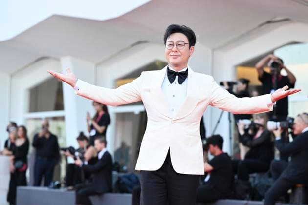 September 5, 2025, Venice, Italy: Chinese actor Zhang Songwen arrives for the premiere of Ri gua zhong tian (The sun rises on us all)™ during the 82nd Venice Film Festival in Venice, Italy, 05 September 2025. The movie is presented in official competition Venezia 82 at the festival running from 27 August to 06 September 2025. ANSA ETTORE FERRARI. Venice Italy  - ZUMAa110 20250905_zaf_a110_046 Copyright: xEttorexFerrarix