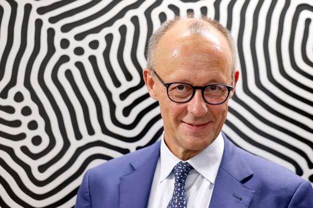 News Themen der Woche KW36 News Bilder des Tages Bundeskanzler Friedrich Merz (CDU) vor einem Modul des Supercomputer Jupiter bei seinem Besuch des Forschungszentrum Jülich, wo mit einer Feier der neue Supercomupter JUPITER eingeweiht wurde. Jupiter ist der erste europäische Rechner der Exascale-Klasse und seine Inbetriebnahme läutet aus Sicht der Forscher ein neues Kapitel für Künstliche Intelligenz für Europa ein. Jülich, 05.09.2025 NRW Deutschland *** Federal Chancellor Friedrich Merz CDU in front of a module of the Jupiter supercomputer during his visit to Forschungszentrum Jülich, where the new JUPITER supercomputer was inaugurated with a ceremony Jupiter is the first European exascale computer and its commissioning heralds a new chapter in artificial intelligence for Europe, Copyright: xChristophxHardtx