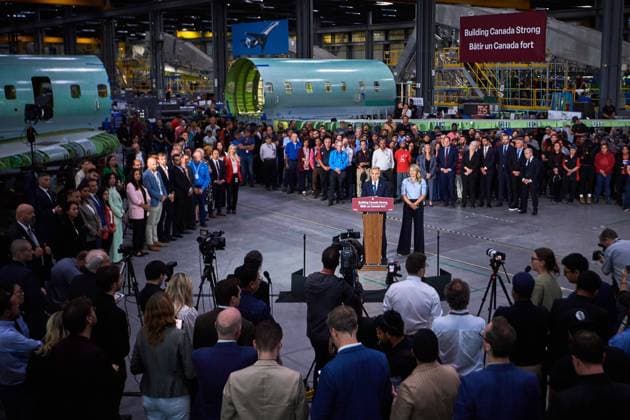 News Bilder des Tages September 5, 2025, Mississauga, On, Canada: Prime Minister Mark Carney speaks at a press conference as he is joined by Industry Minister Melanie Joly at a manufacturing facility in Mississauga, Ont., on Friday, Sept. 5, 2025. Mississauga Canada  - ZUMAc35_ 20250905_zaf_c35_020 Copyright: xSammyxKoganx