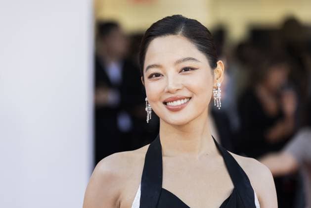 Ri Gua Zhong Tian (The Sun Rises On Us All) Red Carpet - The 82nd Venice International Film Festival VENICE, ITALY - SEPTEMBER 05: Xin Zhilei attends the Ri Gua Zhong Tian (The Sun Rises On Us All) red carpet during the 82nd Venice International Film Festival on September 05, 2025 in Venice, Italy Primo Barol Anadolu Venice Italy. Editorial use only. Please get in touch for any other usage.  Copyright: x2025xAnadoluxPrimoxBarolx