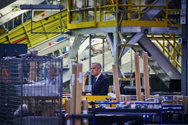 September 5, 2025, Mississauga, On, Canada: Prime Minister Mark Carney walks through a manufacturing facility ahead of a press conference in Mississauga, Ont., on Friday, Sept. 5, 2025. Mississauga Canada  - ZUMAc35_ 20250905_zaf_c35_027 Copyright: xSammyxKoganx