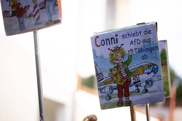 News Themen der Woche KW36 News Bilder des Tages Tuebingen, Demonstration gegen die Debatte zwischen Boris Palmer und der AfD-Landeschef Markus Frohnmaier, 05.09.2025 Anti-AfD Schilder mit der Comicfigur Conni *** Tuebingen, Demonstration against the debate between Boris Palmer and the AfD state leader Markus Frohnmaier, 05 09 2025 Anti AfD signs with the comic figure Conni