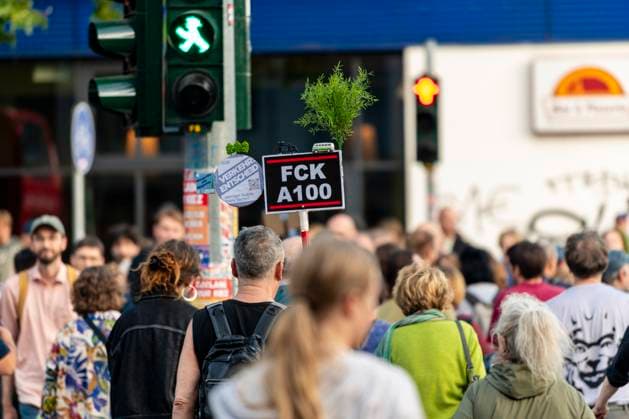 News Themen der Woche KW36 News Bilder des Tages Demonstration gegen die A100 Hunderte von Menschen versammelten sich vor dem Treptower Park, um unter dem Motto Freie Wege für Bus - Fuß - Bahn. Schluss mit dem A100-Chaos in Treptow . Die Menge umrundete die vielbefahrene Kreuzung zu Fuß und mit dem Fahrrad und sorgte für Verzögerungen im Berufsverkehr am 5. September 2025 in Berlin. *** Demonstration against the A100 Hundreds of people gathered in front of Treptower Park to put an end to the A100 chaos in Treptow under the slogan Free routes for buses and trains The crowd circled the busy intersection on foot and by bike and caused delays in rush-hour traffic on September 5, 2025 in Berlin Copyright: xEVENTPRESSxJeremyxKnowlesx