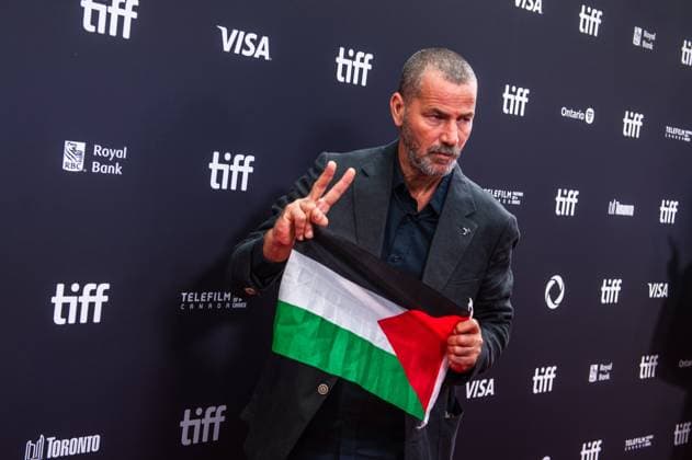 September 5, 2025, Toronto, On, Canada: Saleh Bakri holds up a Palestinian flag on the red carpet for öÄuPalestine 36öÄÃ¹ at the Toronto International Film Festival in Toronto on Friday, September 5, 2025. Toronto Canada  - ZUMAc35_ 20250905_zaf_c35_041 Copyright: xLauraxProctorx