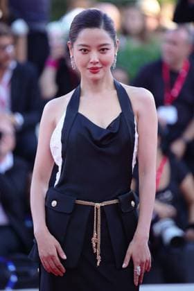 September 5, 2025, Venice, Italy: Chinese actress Xin Zhilei attends the red carpet of the film The Sun Rises on us all at the 82nd Venice Film. Venice Italy - ZUMAs197 20250905_aaa_s197_148 Copyright: xMarcoxBaradax
