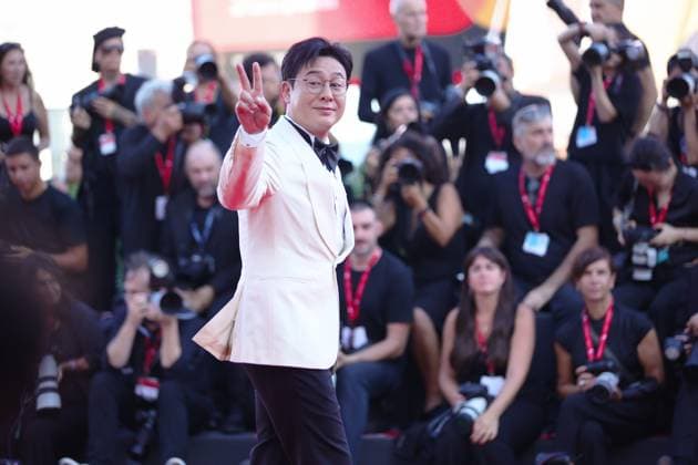 Entertainment Bilder des Tages September 5, 2025, Venice, Italy: Chinese actor Zhang Songwen attends the red carpet of the film The Sun Rises on us all at the 82nd Venice Film. Venice Italy - ZUMAs197 20250905_aaa_s197_126 Copyright: xMarcoxBaradax
