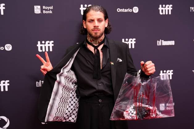 Bilder des Jahres 2025, Entertainment 09 September Entertainment Themen der Woche KW36 Entertainment Bilder des Tages 2025 Toronto International Film Festival - Palestine 36 TORONTO, CANADA - SEPTEMBER 5 : Actor Karim Daoud Anaya wearing pin of Palestine and keffiyeh, hold a camera painted red during the premiere of ‘Palestine 36’ during the 2025 Toronto International Film Festival at Roy Thomson Hall in Toronto, Ontario, Canada on September 5, 2025. Mert Alper Dervis Anadolu Ontario Canada. Editorial use only. Please get in touch for any other usage.  Copyright: x2025xAnadoluxMertxAlperxDervisx