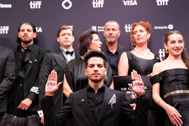 Bilder des Jahres 2025, Entertainment 09 September Entertainment Themen der Woche KW36 2025 Toronto International Film Festival - Palestine 36 TORONTO, CANADA - SEPTEMBER 5 : A guest, wearing pin of Palestine, poses with the words Stop the Genocide written on his hands as cast and crew attend the premiere of ‘Palestine 36’ during the 2025 Toronto International Film Festival at Roy Thomson Hall in Toronto, Ontario, Canada on September 5, 2025. Mert Alper Dervis Anadolu Ontario Canada. Editorial use only. Please get in touch for any other usage.  Copyright: x2025xAnadoluxMertxAlperxDervisx
