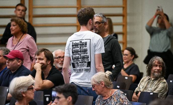 News Themen der Woche KW36 News Bilder des Tages Tuebingen 05.09.2025 Linker Protest in der Hermann Hepper Halle beim Streitgespraech Podium des Tuebinger Oberbuergermeister, Boris Palmer und dem AfD Landesvorsitzender Baden-Wuerttemberg, Markus Frohnmaier, Besucher mit Botschaft auf T-Shirts, keine Show, keine Buehne, keine Debatte, fuer Rassisten AfD und Palmer raus aus Tuebingen! *** Tuebingen 05 09 2025 Left-wing protest in the Hermann Hepper Halle at the panel discussion between the mayor of Tuebingen, Boris Palmer, and the AfD state chairman of Baden Wuerttemberg, Markus Frohnmaier, visitors with a message on T-shirts, no show, no stage, no debate, for racists AfD and Palmer out of Tuebingen Ulmer