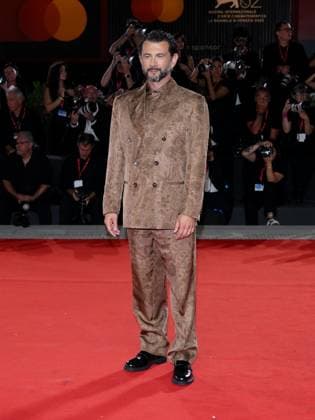 Venice, Italy: Venice, 82nd Venice International Film Festival 2025 - Evening 10 - Red Carpet for the film L Isola di Andrea Pictured: Vinicio Marchioni Venice Italy  - ZUMAp169 20250905_zea_p169_1157 Copyright: xAlbertoxTerenghi PoolxxEvenx