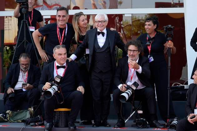 Nino D Angelo with photographers at the premiere of the documentary Nino 18 Giorni at the Biennale di Venezia 2025 82 Venice International Film Festival at the Palazzo del Cinema Venice, 05 09 2025 Foto:xA.xM.xTinghinox xFuturexImagex nino_5904