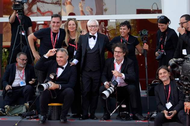 Nino D Angelo with photographers at the premiere of the documentary Nino 18 Giorni at the Biennale di Venezia 2025 82 Venice International Film Festival at the Palazzo del Cinema Venice, 05 09 2025 Foto:xA.xM.xTinghinox xFuturexImagex nino_5905