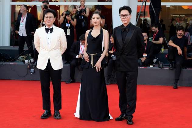 Zhang Songwen, Xin Zhilei and Feng Shaofeng at the premiere of the feature film Sun Rises on Us All Ri Gua Zhong Tian at the Biennale di Venezia 2025 82 Venice International Film Festival at the Palazzo del Cinema Venice, 05 09 2025 Foto:xA.xM.xTinghinox xFuturexImagex sun_5915