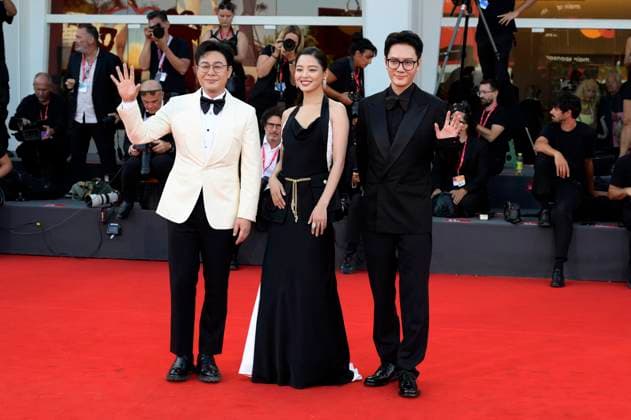 Zhang Songwen, Xin Zhilei and Feng Shaofeng at the premiere of the feature film Sun Rises on Us All Ri Gua Zhong Tian at the Biennale di Venezia 2025 82 Venice International Film Festival at the Palazzo del Cinema Venice, 05 09 2025 Foto:xA.xM.xTinghinox xFuturexImagex sun_5916