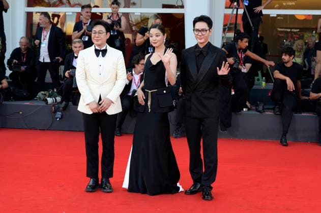 Zhang Songwen, Xin Zhilei and Feng Shaofeng at the premiere of the feature film Sun Rises on Us All Ri Gua Zhong Tian at the Biennale di Venezia 2025 82 Venice International Film Festival at the Palazzo del Cinema Venice, 05 09 2025 Foto:xA.xM.xTinghinox xFuturexImagex sun_5917