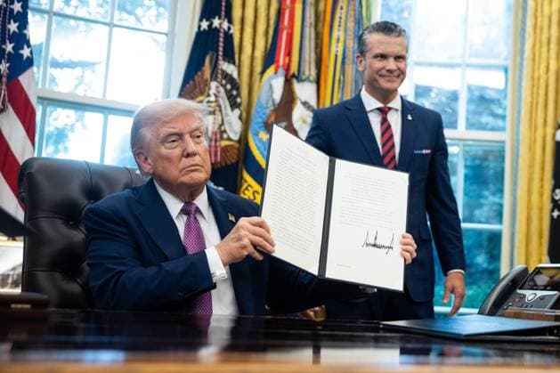 News Themen der Woche KW36 President Donald Trump holds a signed executive order for the Department of Defense to be renamed the Department of War as Defense as Secretary Pete Hegseth and Chairman of the Joint Chiefs of Staff Dan Caine look on in the Oval Office of the White House in Washington, DC on Friday, September 5, 2025. Trump also announced that Miami, Florida will host the 2026 G20 summit.  WAX20250905128 FrancisxChung