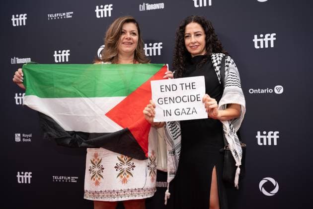 September 5, 2025, Toronto, Ontario, Canada: A guest holds a banner reading End the Genocide in Gaza during the red carpet for the Palestine 36 premiere during the 2025 Toronto International Film Festival at Roy Thomson Hall. on September 5, 2025 in Toronto, Canada. Toronto Canada - ZUMAe321 20250905_zea_e321_078 Copyright: xLeonardoxRamirezx