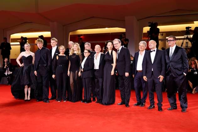 Director Ildiko Enyedi with Lea Seydoux, Gergely Palos, Reinhard Brundig, Monika Mecs, Johannes Hegemann, Enzo Brumm, Ildiko Enyedi, Luna Wedler, Martin Wuttke, Yun Huang, Rainer Bock, Sylvester Groth and team at the premiere of the feature film Silent Friend Stille Freundin at the Biennale di Venezia 2025 82 Venice International Film Festival Foto:xD.xBedrosianx xFuturexImagex silent_5965