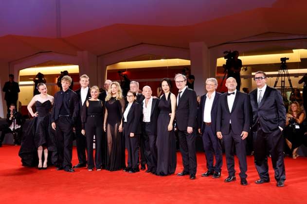 Director Ildiko Enyedi with Lea Seydoux, Gergely Palos, Reinhard Brundig, Monika Mecs, Johannes Hegemann, Enzo Brumm, Ildiko Enyedi, Luna Wedler, Martin Wuttke, Yun Huang, Rainer Bock, Sylvester Groth and team at the premiere of the feature film Silent Friend Stille Freundin at the Biennale di Venezia 2025 82 Venice International Film Festival Foto:xD.xBedrosianx xFuturexImagex silent_5966