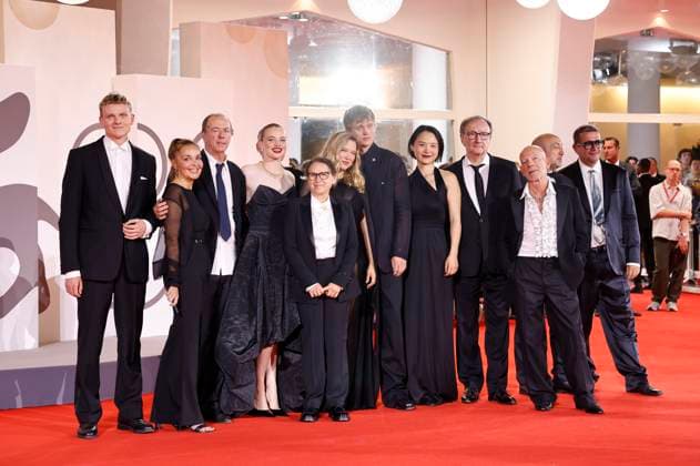Director Ildiko Enyedi with Lea Seydoux, Gergely Palos, Reinhard Brundig, Monika Mecs, Johannes Hegemann, Enzo Brumm, Ildiko Enyedi, Luna Wedler, Martin Wuttke, Yun Huang, Rainer Bock, Sylvester Groth and team at the premiere of the feature film Silent Friend Stille Freundin at the Biennale di Venezia 2025 82 Venice International Film Festival Foto:xD.xBedrosianx xFuturexImagex silent_5967