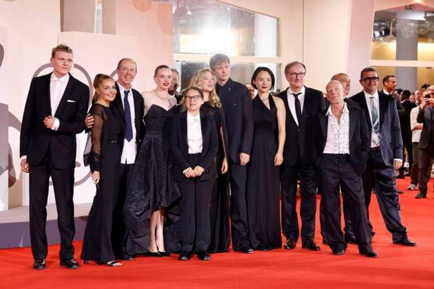 Director Ildiko Enyedi with Lea Seydoux, Gergely Palos, Reinhard Brundig, Monika Mecs, Johannes Hegemann, Enzo Brumm, Ildiko Enyedi, Luna Wedler, Martin Wuttke, Yun Huang, Rainer Bock, Sylvester Groth and team at the premiere of the feature film Silent Friend Stille Freundin at the Biennale di Venezia 2025 82 Venice International Film Festival Foto:xD.xBedrosianx xFuturexImagex silent_5968