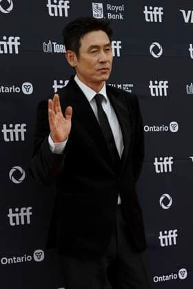 September 5, 2025, Toronto, Ontario, Canada: Sul Kyung-Gu attends the red carpet for the Ã¢â‚¬ËœGood NewsÃ¢â‚¬â ¢ premiere during the 2025 Toronto International Film Festival at The Princess Of Wales Theater. on September 5, 2025 in Toronto, Canada. Toronto Canada - ZUMAe321 20250905_zea_e321_099 Copyright: xLeonardoxRamirezx
