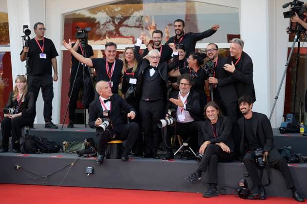 The sun rises on us all red carpet in Venice Lido - 05 Sep 2025 Nino D Angelo poses with photographer at The sun rises on us all red carpet during the 82nd Venice Film Festival at Palazzo del Cinema. Venice Lido Italy Copyright: xMarioxCartellix xSOPAxImagesx _DSC7064