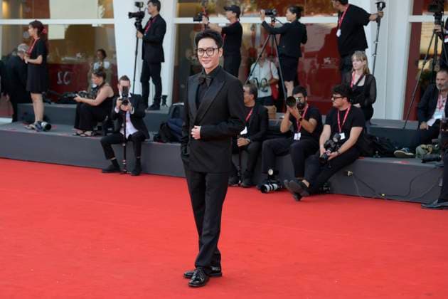 The sun rises on us all red carpet in Venice Lido - 05 Sep 2025 Feng Shaofeng attends The sun rises on us all red carpet during the 82nd Venice Film Festival at Palazzo del Cinema. Venice Lido Italy Copyright: xMarioxCartellix xSOPAxImagesx _DSC7134
