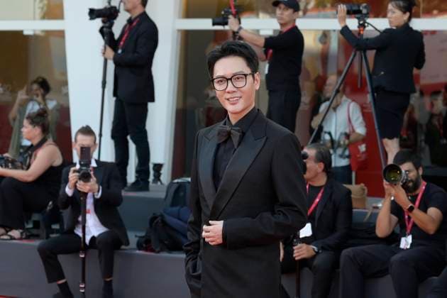The sun rises on us all red carpet in Venice Lido - 05 Sep 2025 Feng Shaofeng attends The sun rises on us all red carpet during the 82nd Venice Film Festival at Palazzo del Cinema. Venice Lido Italy Copyright: xMarioxCartellix xSOPAxImagesx _DSC7136