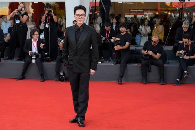 The sun rises on us all red carpet in Venice Lido - 05 Sep 2025 Feng Shaofeng attends The sun rises on us all red carpet during the 82nd Venice Film Festival at Palazzo del Cinema. Venice Lido Italy Copyright: xMarioxCartellix xSOPAxImagesx _DSC7141