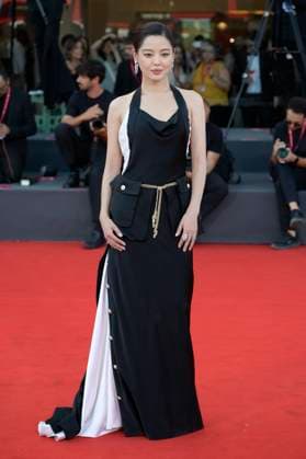 The sun rises on us all red carpet in Venice Lido - 05 Sep 2025 Xin Zhilei attends The sun rises on us all red carpet during the 82nd Venice Film Festival at Palazzo del Cinema. Venice Lido Italy Copyright: xMarioxCartellix xSOPAxImagesx _DSC7211