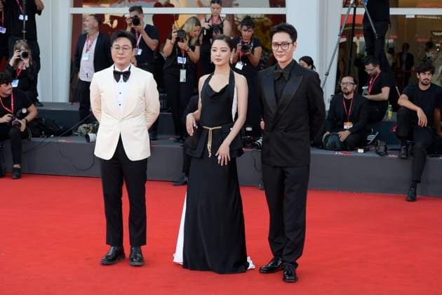 The sun rises on us all red carpet in Venice Lido - 05 Sep 2025 Feng Shaofeng, Xin Zhilei and Zhang Songwen attend The sun rises on us all red carpet during the 82nd Venice Film Festival at Palazzo del Cinema. Venice Lido Italy Copyright: xMarioxCartellix xSOPAxImagesx _DSC7235