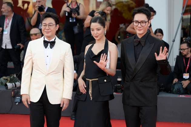 The sun rises on us all red carpet in Venice Lido - 05 Sep 2025 Feng Shaofeng, Xin Zhilei and Zhang Songwen attend The sun rises on us all red carpet during the 82nd Venice Film Festival at Palazzo del Cinema. Venice Lido Italy Copyright: xMarioxCartellix xSOPAxImagesx _DSC7238