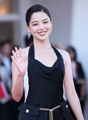 (250905) -- VENICE, Sept. 5, 2025 -- Xin Zhilei, who stars in the film The Sun Rises On Us All, poses at the red carpet of the premiere during the 82nd Venice Film Festival in Venice, Italy, Sept. 5, 2025. ) ITALY-VENICE-FILM FESTIVAL- THE SUN RISES ON US ALL -PREMIERE LixJing 